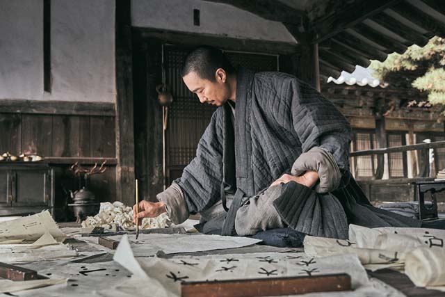 배우 박해일은 극중 신미스님 역을 맡았다. /메가박스중앙(주)플러스엠 제공