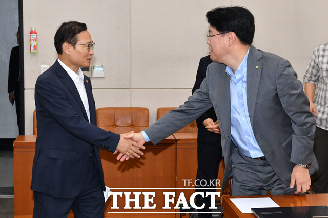 홍영표 국회 정치개혁특별위원회 위원장(왼쪽)과 장제원 의원이 악수를 나누고 있다.