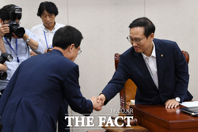 김태흠 자유한국당 의원(왼쪽)과 악수하는 홍영표 위원장