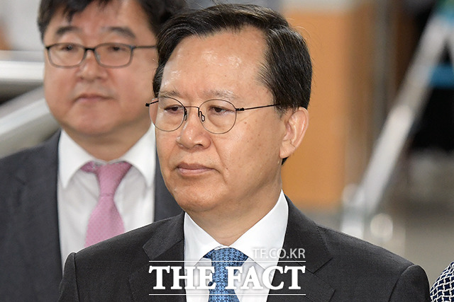 사법행정권을 남용한 혐의로 불구속 기소된 박병대 전 대법관이 29일 오전 서울 서초구 서울중앙지방법원에서 열린 1차 공판에 출석하고 있다. /이선화 기자