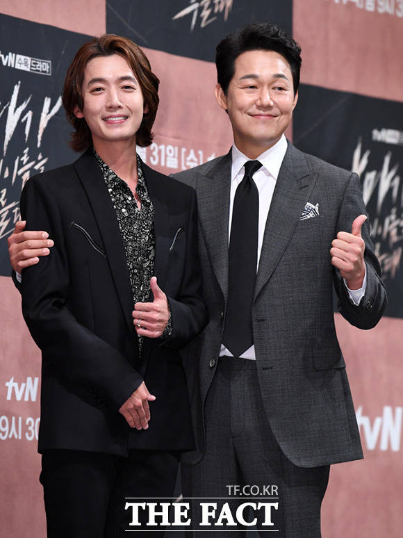 배우 정경호(왼쪽)와 박성웅이 두 번째로 호흡을 함께 맞추게 됐다. /임세준 기자