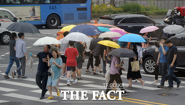 어깨를 적시는 이슬비에 시민들은 우산을 펼쳤습니다.