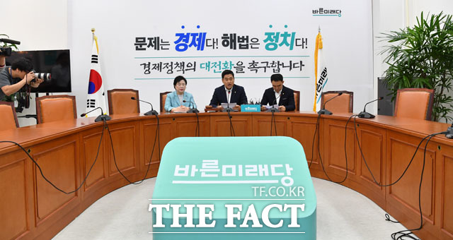 오신환 바른미래당 원내대표(가운데)가 25일 오전 서울 여의도 국회에서 열린 원내정책회의에 참석해 발언하고 있다. 왼쪽부터 신용현 의원, 오신환 원내대표, 채이배 정책위의장./국회=남윤호 기자