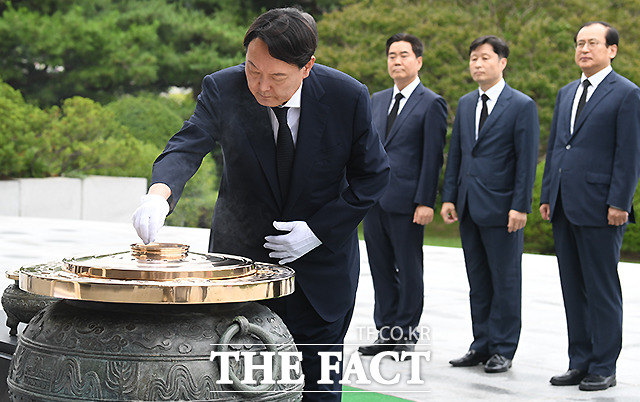 윤석열 신임 검찰총장이 25일 오후 서울 동작구 국립서울현충원을 찾아 참배하고 있다. /이새롬 기자