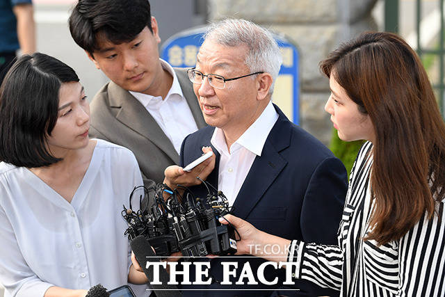 사법농단 의혹 정점으로 지목돼 구속 상태로 재판을 받은 양승태 전 대법원장이 보석을 허가받은 22일 오후 경기도 의왕시 서울구치소를 나서고 있다./남용희 기자