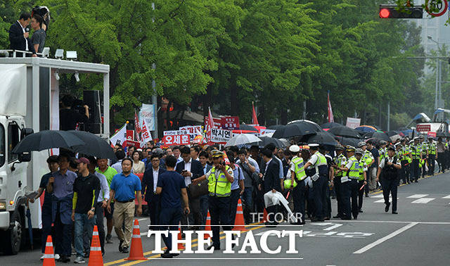 KBS본관으로 행진하는 한국당 의원들과 지지자들.