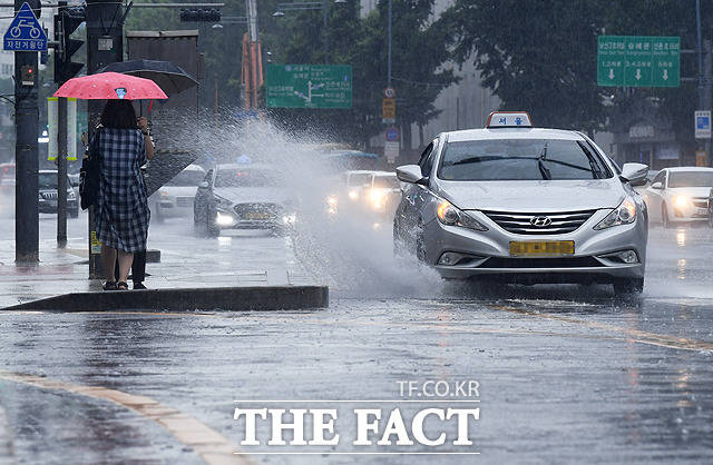 26일 전국이 흐린 가운데 곳곳에 장맛비가 내리겠다. 비는 주말까지 이어질 예정이다. /더팩트DB
