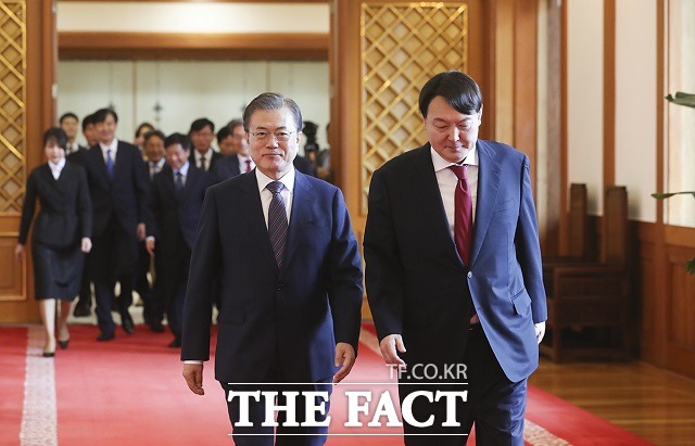 문재인 대통령이 25일 청와대에서 윤석열 신임 검찰총장과 환담을 한 뒤 이동하고 있다. /청와대 제공