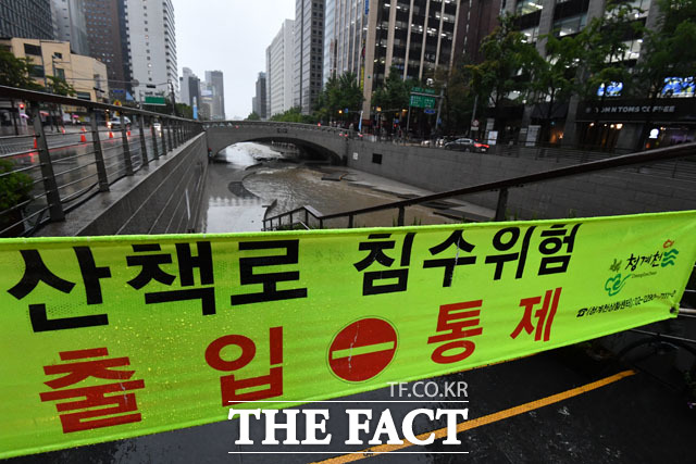 장마전선의 영향으로 서울에 올해 처음 호우경보가 발효된 26일 오전 서울 종로구 청계광장 청계천 산책로 출입이 통제되고 있다./남윤호 기자