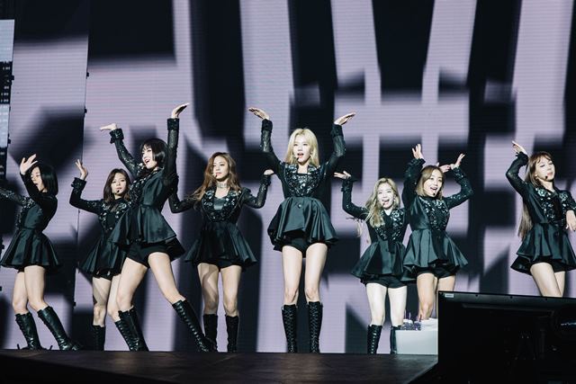 JYP by Jenny Hwang, Tracy Awino / 미국 공연장 The Forum 트위터 발췌