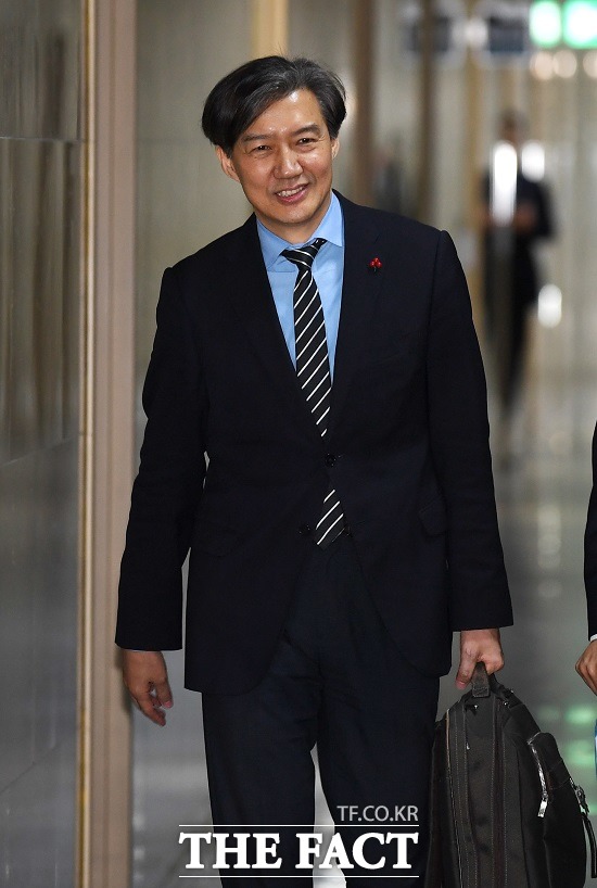 청와대를 떠나는 조국 민정수석이 26일 퇴임의 변을 통해 법과 원칙에 따라 좌고우면하지 않고 직진했다고 26개월 간의 민정수석 활동을 자평했다. /배정한 기자