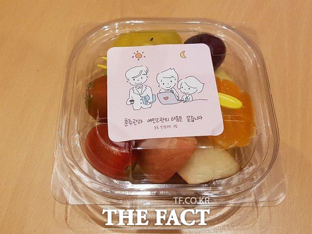 조국 전 대통령비서실 민정수석이 26일 청와대를 떠나기 전 출입기자들에게 선물한 과일. /신진환 기자