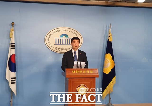 이해식 민주당 대변인이 국회 정론관에서 브리핑하는 모습. /허주열 기자