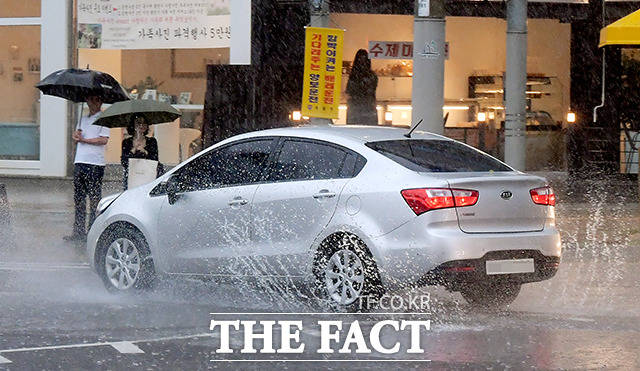 장마전선의 영향으로 서울에 호우 경보가 내려진 26일 오전 서울 서초구 서울고교 사거리 인근 도로에 자동차가 물보라를 일으키며 지나가고 있다. /이선화 기자