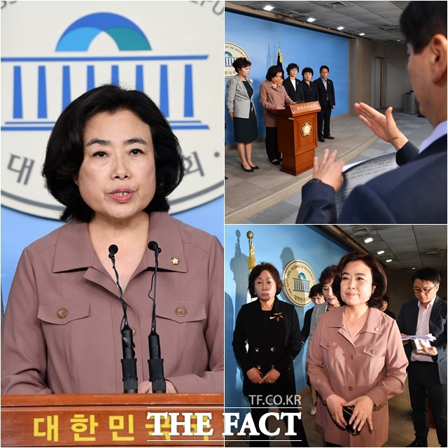 국토교통위원장직 버티기로 당원권 정지 6개월의 징계를 받은 박순자 자유한국당 의원이 지난 25일 오전 서울 여의도 국회에서 기자회견을 열고 버티기 논란에 대한 입장을 밝힌 가운데 기자회견이 길어지자 오전 현안 브리핑을 위해 기다리고 있던 이해식 더불어민주당 대변인이 회견 시간을 지켜줄 것을 요구하고 있다. /국회=남윤호 기자