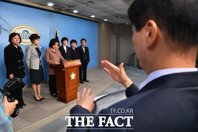 이해식 민주당 대변인이 지난 25일 국회 정론관에서 박순자 한국당 의원의 기자회견이 길어지자 끝내주셔야 한다. 백그라운드 브리핑으로 하시면 된다고 요청하고 있다. /남윤호 기자