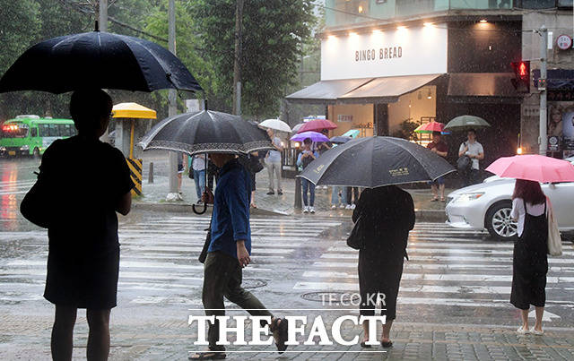 우산을 쓰고 출근하는 시민들
