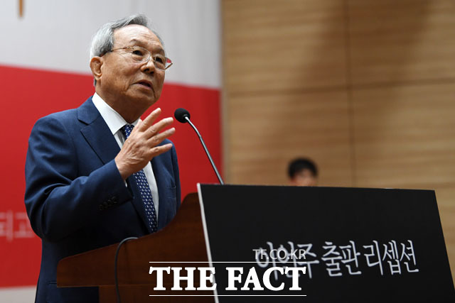 박관용 전 국회의장이 지난 22일 오후 서울 여의도 국회 의원회관에서 열린 이언주 의원의 나는 왜 싸우는가 출판리셉션에 참석해 축사를 하고 있다. /남윤호 기자