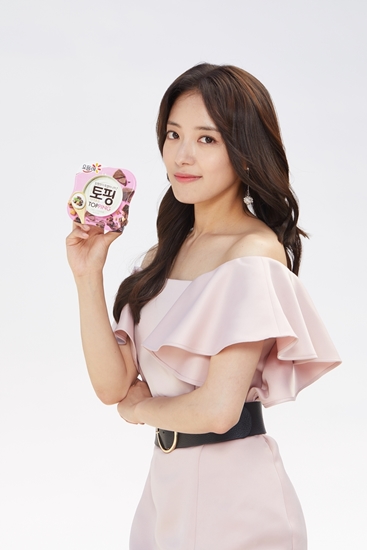 빙그레의 요플레 토핑이 출시 1년도 채 되지 않아 매출 100억 원을 돌파했다. 빙그레는 배우 이세영을 모델로 선정하고 영상광고를 통해 요플레 토핑의 상승세를 더욱 공고히 하겠다는 계획이다. /빙그레 제공