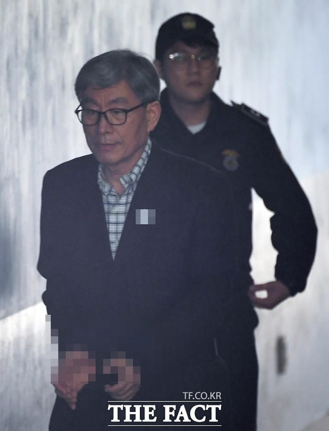 박원순 서울시장 제압 문건 작성 등 민간인 불법 사찰 혐의를 받고 있는 원세훈 전 국정원장이 4월 서울 서초구 서울중앙지방법원에서 열린 국가정보원법 위반 등 공판에 출석하고 있다. /이새롬 기자