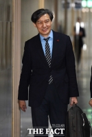  靑 떠나는 조국 '법과 원칙 따라 좌고우면 않고 직진…국민과 소통했다'