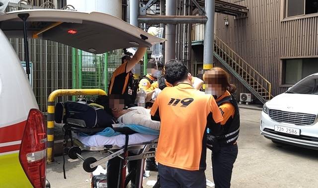 27일 오후 강원도 동해시 용정동 소재 동부메탈 공장에서 폭발사고가 발생해 직원 A씨 1명이 전신 화상을 입었다. A씨는 곧바로 병원으로 이송됐다. /동해소방서 제공