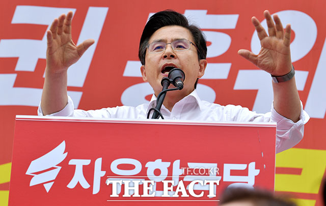 황교안 자유한국당 대표의 리더십 논란이 지속되고 있다. 일각에선 한국당 선수 교체설도 나오고 있다. /이덕인 기자