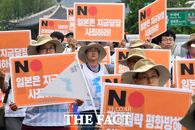 28일 오후 서울 주한 일본대사관 앞 율곡로에서 13기 서울지역 자주통일선봉대가 NO아베, NO미국, NO친일매국세력, NO분단적폐 민족자주 대행진을 하고 있다./남윤호 기자