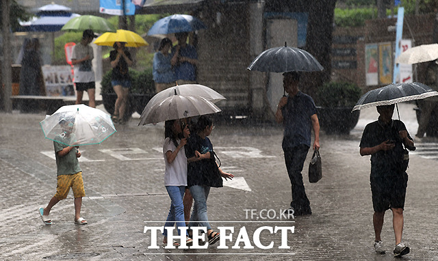 장마전선의 북상으로 서울 등 수도권에 비가 내리는 28일 오전 서울 명동 거리를 찾은 시민들이 우산을 쓴 채 걸음을 재촉하고 있다. /이새롬 기자