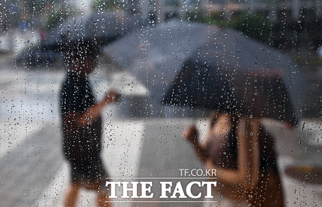 장마전선의 북상으로 서울 등 수도권에 비가 내리는 28일 오후 서울 중구 명동역 일대를 찾은 시민들이 우산을 쓴 채 걸음을 재촉하고 있다. /이동률 기자