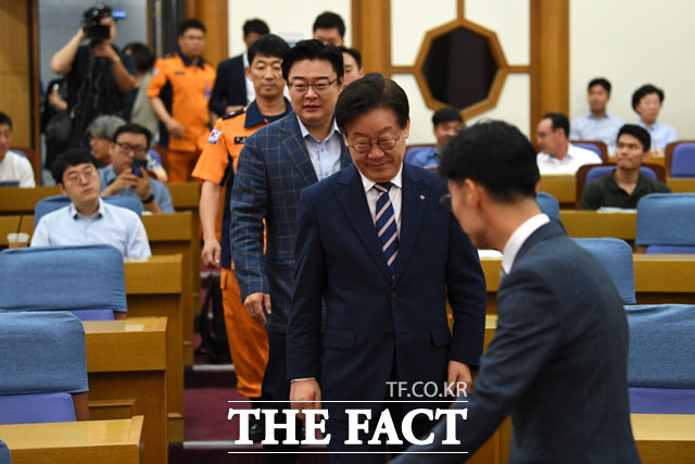 토론회 참석하는 이재명 경기도지사와 김성원 자유한국당 의원