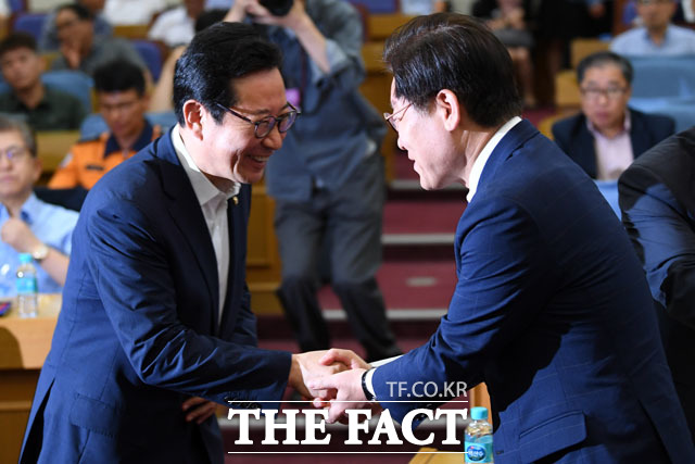 김한정 더불어민주당 의원(왼쪽)과 악수 나누는 이재명 경기지사