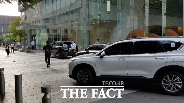양정철 원장이 간담회를 마친 뒤 차량을 이용해 건물을 빠져나가고 있다. /이성락 기자