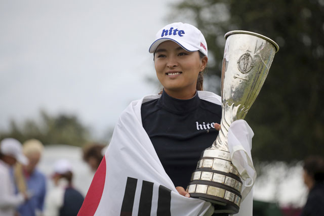 고진영이 29일 프랑스 에비앙레뱅의 에비앙 리조트 골프클럽에서 열린 메이저 대회 LPGA 에비앙챔피언십에서 우승한 뒤 트로피를 들고 포즈를 취하고 있다. /AP.뉴시스