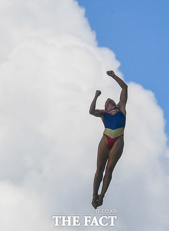 마치 원더우먼처럼 하늘을 향해 비행하는 브라질의 재클린 발렌테 선수.