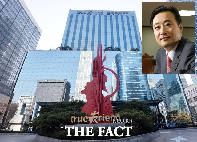 29일 한국투자증권과 증권업계에 따르면 김남구 한국금융지주 부회장의 장남인 김동윤 씨가 이달 한국투자증권에 입사했다. 우측 상단은 김남구 한국투자금융지주 부회장. /더팩트 DB