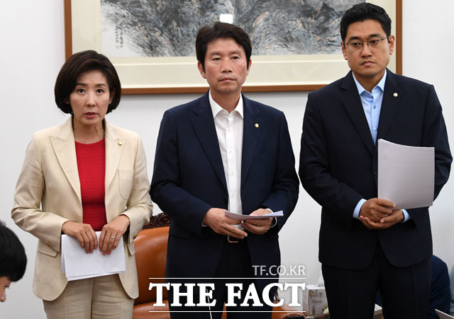 자유한국당 나경원, 더불어민주당 이인영, 바른미래당 오신환 원내대표(왼쪽부터)가 29일 오후 서울 여의도 국회에서 여야 교섭단체 3당 원내대표 회동을 마친 뒤 임시 국회 협의안을 밝히고 있다./국회=남윤호 기자