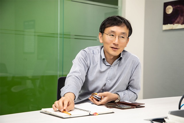 김남승 삼성전자 전무(메모리사업부)가 국내 최초로 ISCA를 비롯해 세계 3대 컴퓨터 구조 학회에서 운영하는 명예의 전당에 모두 이름을 올리는 대기록을 세웠다. /삼성전자 뉴스룸