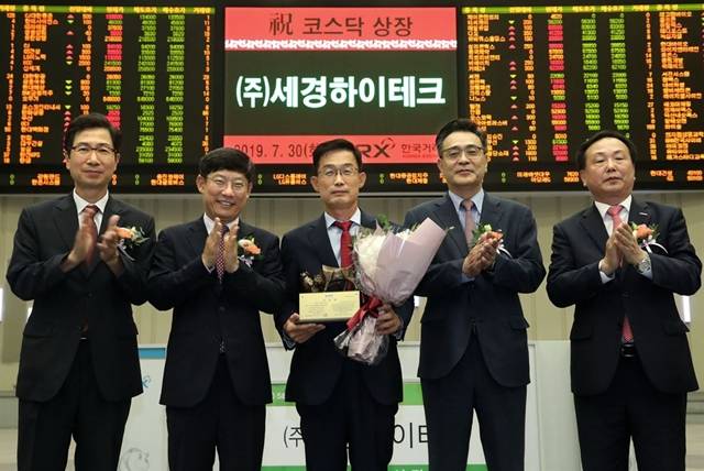 세경하이테크 코스닥시장 신규상장기념식이 열린 30일 오전 서울 영등포구 한국거래소 사옥에서 김현철 한국IR협의회 부회장(왼쪽부터), 정운수 한국거래소 코스닥시장본부장, 이영민 세경하이테크 대표이사, 이현 키움증권 대표이사, 송윤진 코스닥협회 부회장이 박수치고 있다. /한국거래소 제공