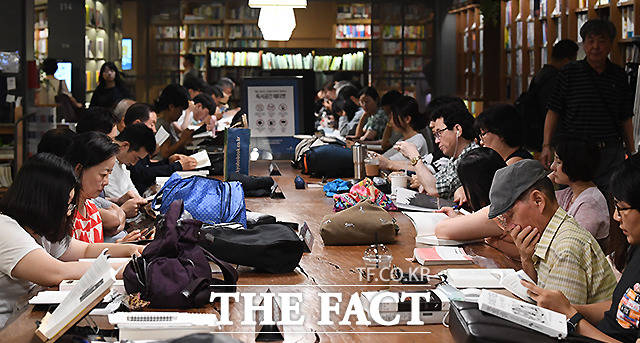 전국 대부분 폭염주의보가 내려진 30일 오후 서울 교보문고 광화문점을 찾은 시민들이 독서를 하며 더위를 식히고 있다. /이새롬 기자