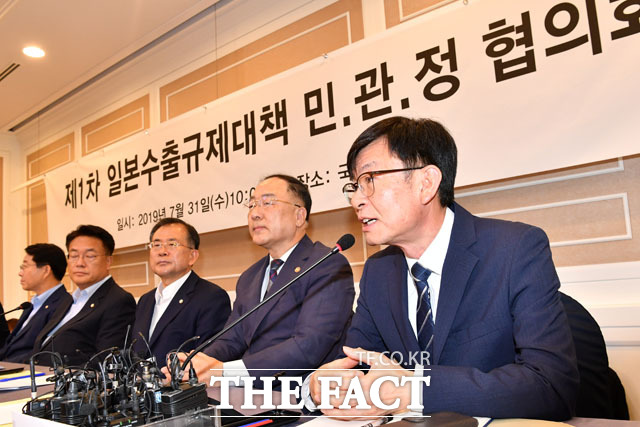 모두발언하는 김상조 청와대 정책실장(오른쪽)