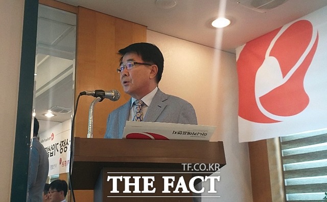 윤두현 마니커에프앤지 대표가 사업 전략 및 향후 상장 계획에 대해 발표하고 있다. /여의도=지예은 기자