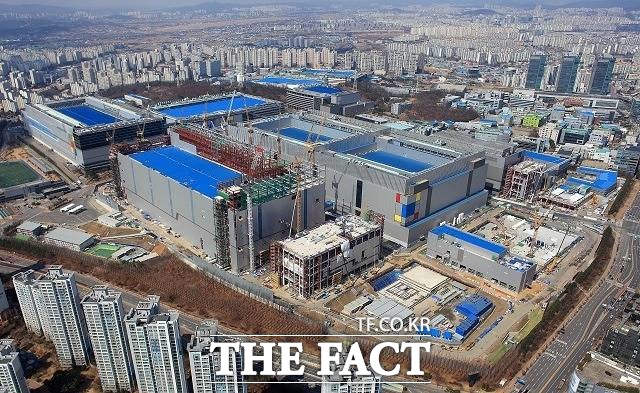 삼성전자는 이날 컨퍼런스콜을 통해 메모리반도체 감산 정책에 돌입하는 것 아니냐는 일각의 관측에 대해 인위적인 적인 생산 감소는 없다고 일축했다.