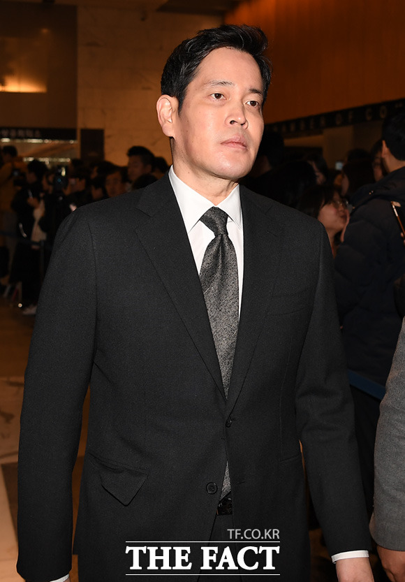 정용진 신세계 부회장이 초저가 승부수를 던졌다. 정 부회장은 올 초 신년사에서 중간은 없어지고 초저가와 프리미엄 시장 형태만 남게 될 것이라며 초저가에 드라이브 걸 것을 암시한 바 있다. 이에 이마트는 8월1일부터 에브리데이 국민가격 상품 30여 종을 선보이고 연중 내내 상식 이하 가격으로 판매한다는 계획이다. /임세준 기자