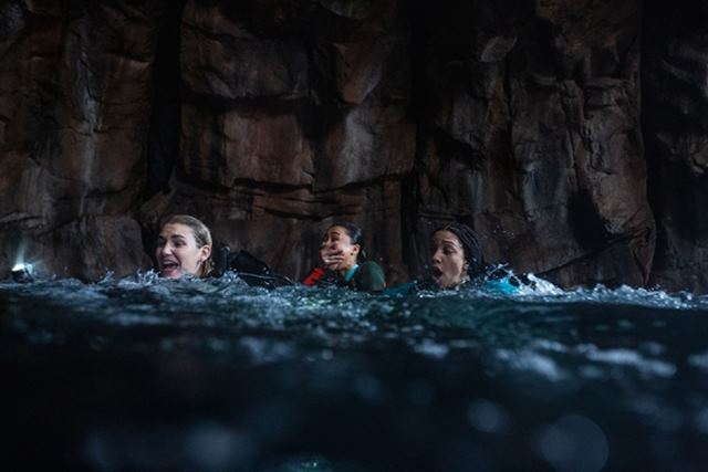 47미터 2는 심해에 가라앉은 수중도시를 탐험하는 네 소녀들이 상어를 만나는 것으로 시작한다. /47미터 2 스틸