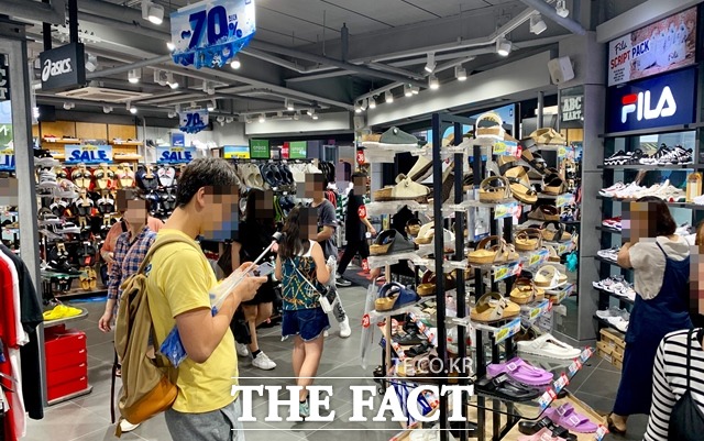 지난달 31일 서울 중구에 있는 ABC마트 매장 내부는 신발을 둘러보는 손님들로 가득했다. /중구=이민주 기자