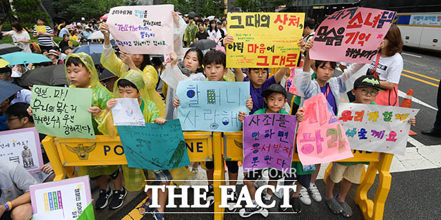 31일 오후 서울 종로구 옛 일본 대사관 앞에서 열린 제1398차 수요집회에 참가한 어린이들이 직접 만든 피켓을 들고 있다./김세정 기자