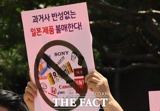 일본의 경제규제로 촉발된 일본산 제품 불매운동이 빠르게 확산하면서 유통업계가 제품에 들어가는 일본산 원재료를 대체하는 등 대응 방안 마련에 총력을 기울이고 있다. /이동률 기자