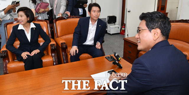 1일 오전 서울 여의도 국회에서 여·야 교섭단체 3당 원내대표가 회동을 갖고 있다. 왼쪽부터 자유한국당 나경원, 더불어민주당 이인영, 바른미래당 오신환./국회=남윤호 기자