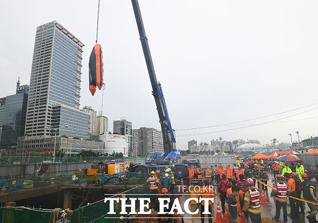 중부지방에 호우주의보가 내린 31일 오전 서울 양천구 목동 빗물펌프장에서 근로자 3명이 고립돼 구조대원들이 구조작업을 펼치고 있다. /이동률 기자
